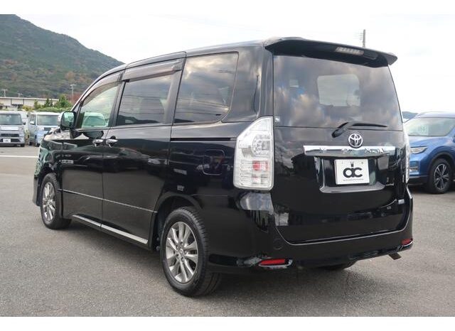 
								TOYOTA VOXY 2013 full									