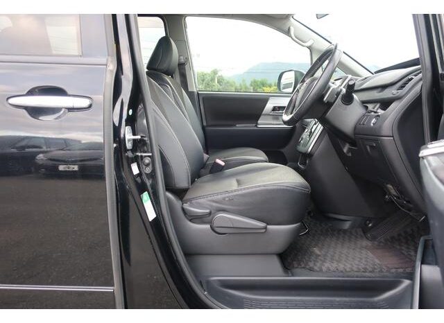 
								TOYOTA VOXY 2013 full									