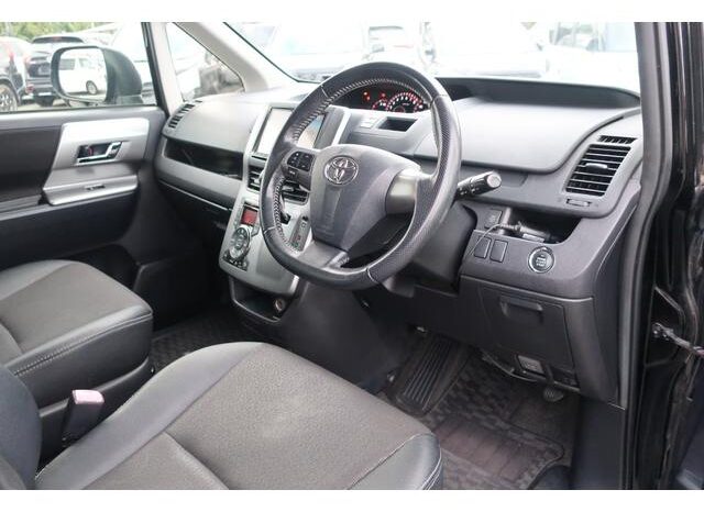 
								TOYOTA VOXY 2013 full									
