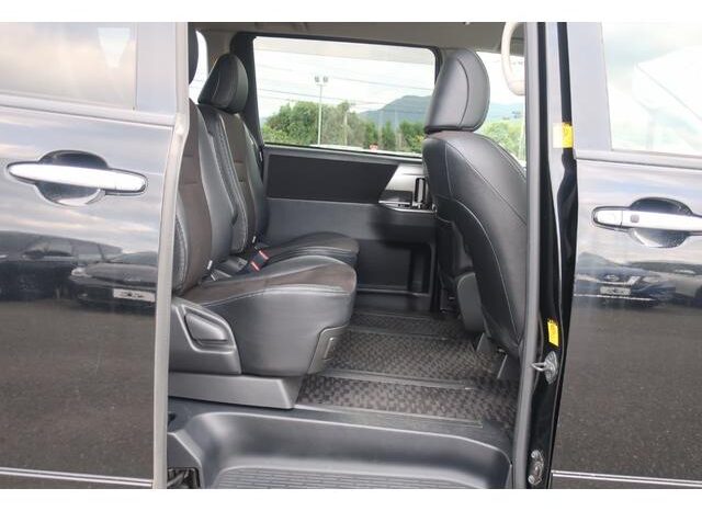 
								TOYOTA VOXY 2013 full									