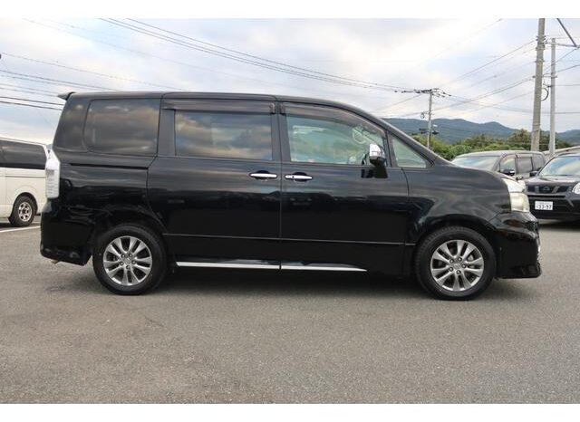 
								TOYOTA VOXY 2013 full									