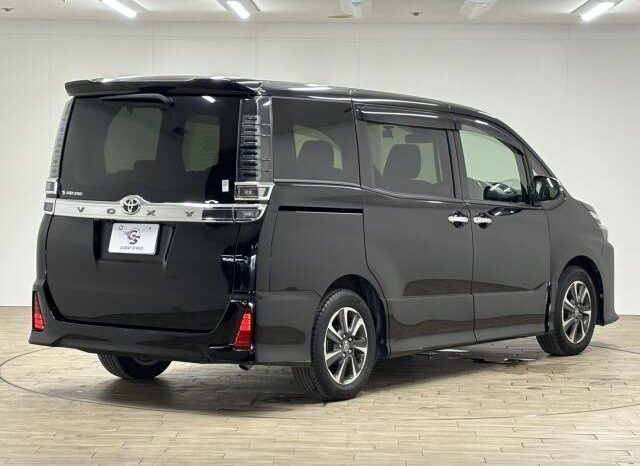 
								TOYOTA VOXY 2018 full									