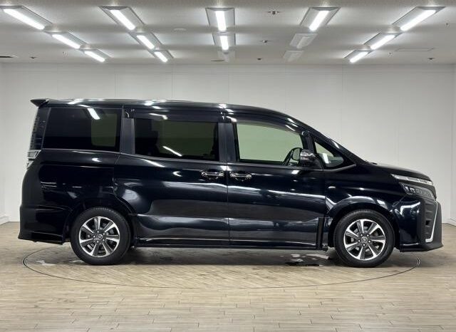 
								TOYOTA VOXY 2018 full									