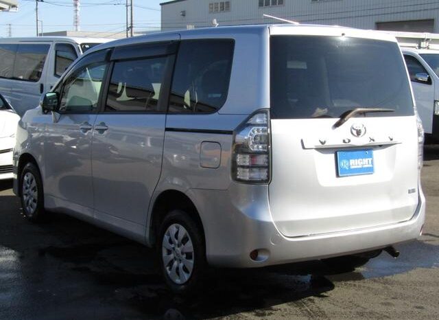 
								TOYOTA VOXY 2012 full									