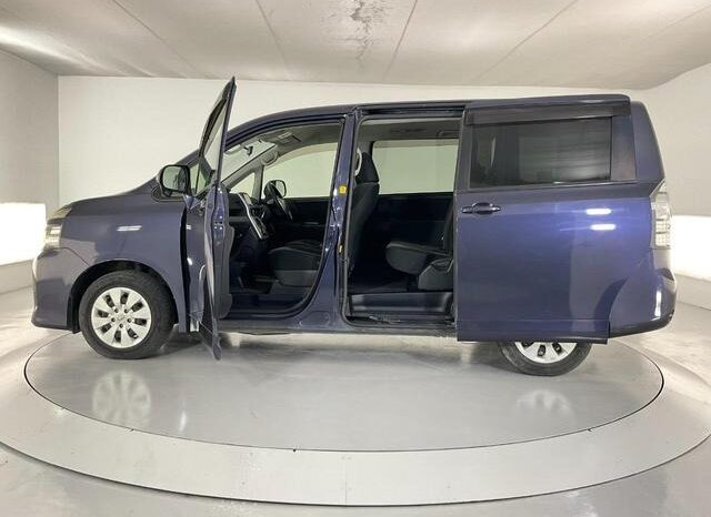 
								TOYOTA VOXY 2012 full									