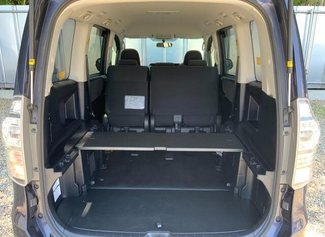 
								TOYOTA VOXY 2012 full									