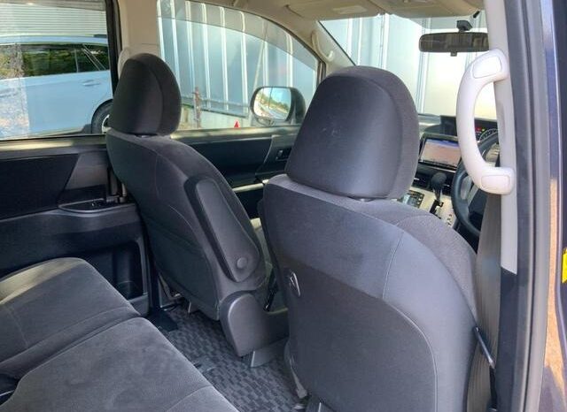 
								TOYOTA VOXY 2012 full									