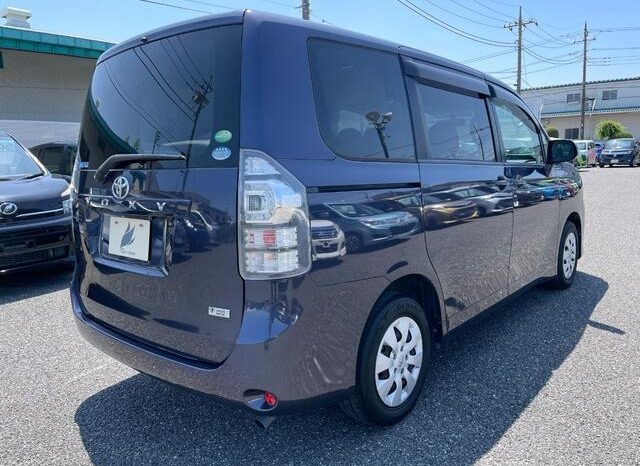 
								TOYOTA VOXY 2012 full									