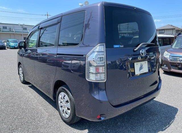 
								TOYOTA VOXY 2012 full									