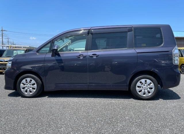 
								TOYOTA VOXY 2012 full									