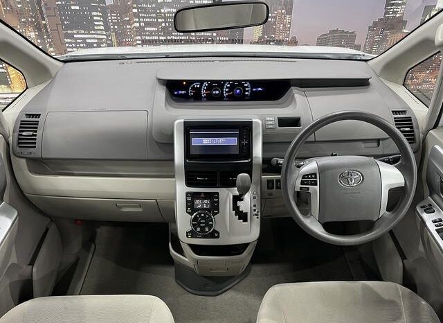 
								TOYOTA NOAH 2011 full									