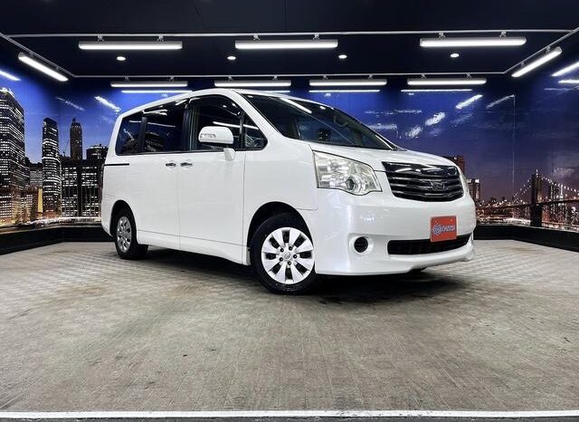 
								TOYOTA NOAH 2011 full									