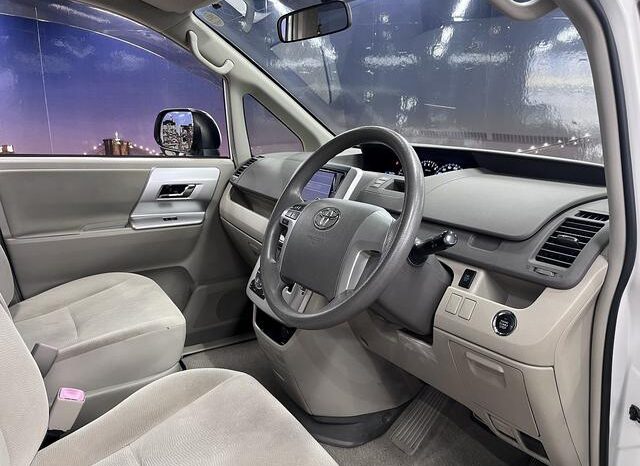 
								TOYOTA NOAH 2011 full									