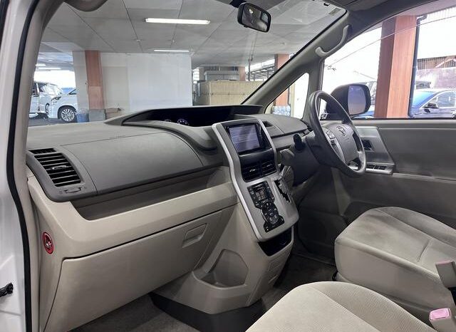 
								TOYOTA NOAH 2011 full									