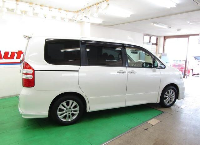 
								TOYOTA NOAH 2012 full									