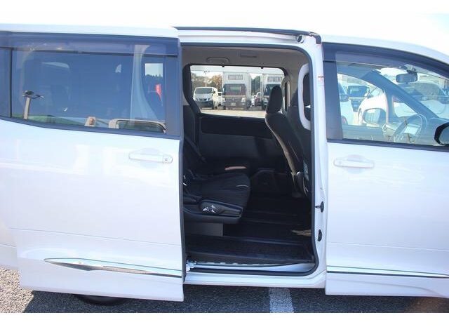 
								TOYOTA NOAH 2015 full									