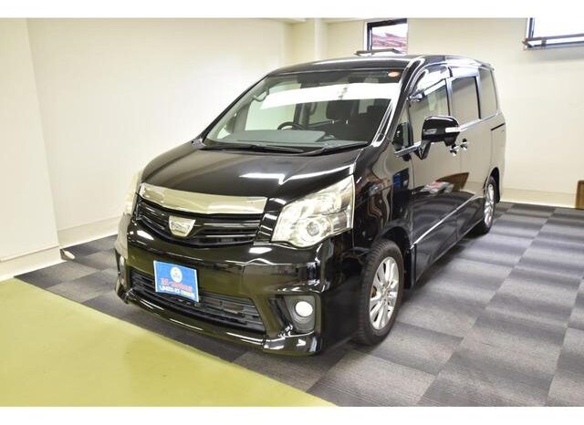
								TOYOTA NOAH 2011 full									