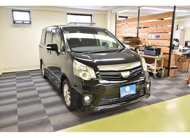 
								TOYOTA NOAH 2011 full									