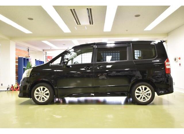 
								TOYOTA NOAH 2011 full									