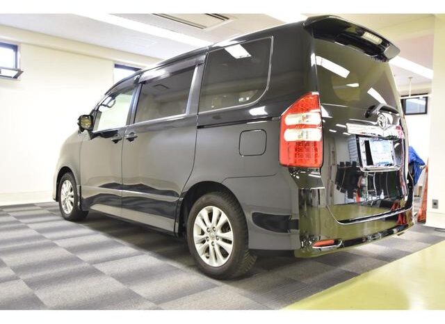 
								TOYOTA NOAH 2011 full									