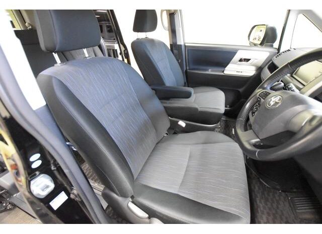 
								TOYOTA NOAH 2011 full									