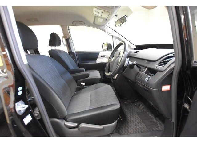 
								TOYOTA NOAH 2011 full									