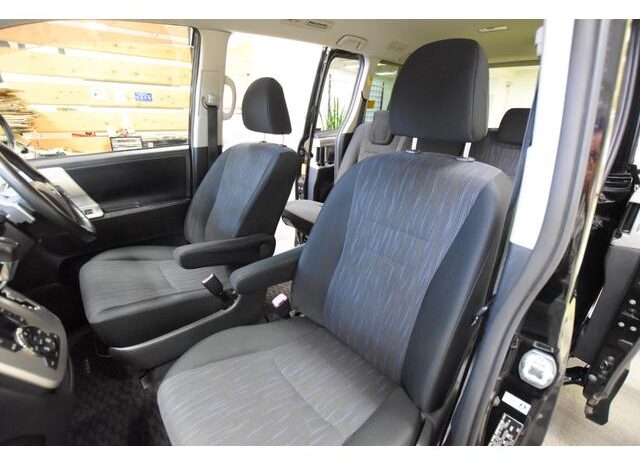 
								TOYOTA NOAH 2011 full									