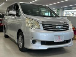 TOYOTA NOAH 2011