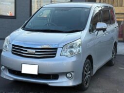 TOYOTA NOAH 2010