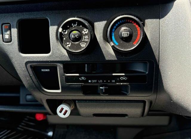 
								TOYOTA HIACE COMMUTER 2006 full									