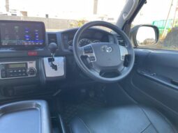 
										TOYOTA HIACE COMMUTER 2018 full									