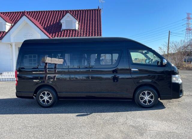
								TOYOTA HIACE COMMUTER 2018 full									