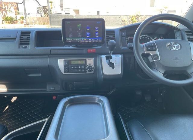 
								TOYOTA HIACE COMMUTER 2018 full									