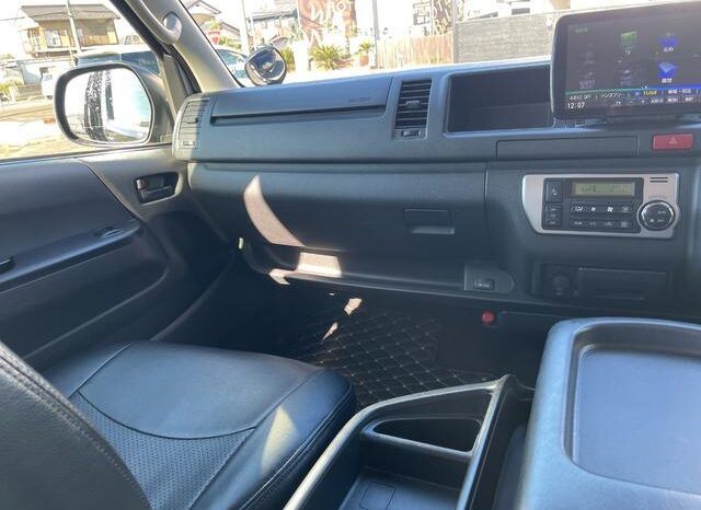 
								TOYOTA HIACE COMMUTER 2018 full									