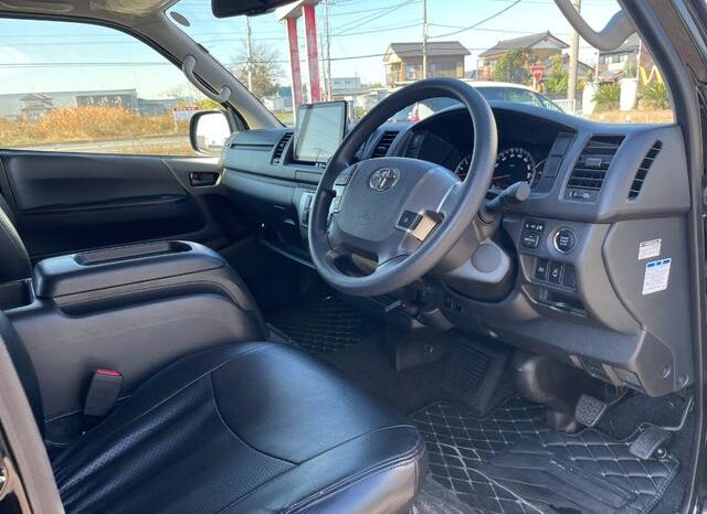 
								TOYOTA HIACE COMMUTER 2018 full									