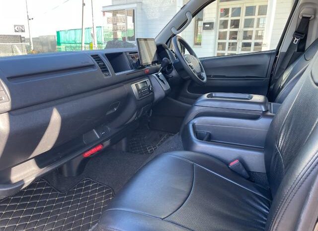 
								TOYOTA HIACE COMMUTER 2018 full									