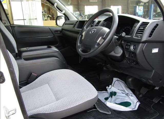 
								TOYOTA HIACE COMMUTER 2017 full									