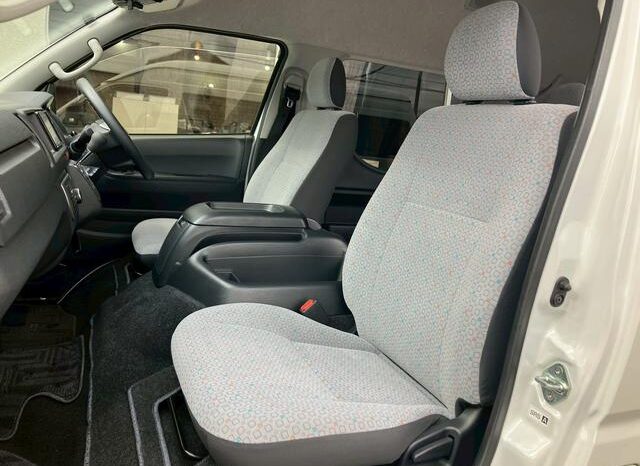 
								TOYOTA HIACE COMMUTER 2024 full									