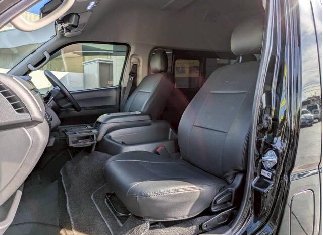 
								TOYOTA HIACE COMMUTER 2021 full									