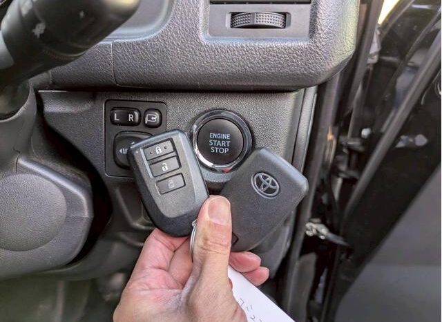 
								TOYOTA HIACE COMMUTER 2021 full									