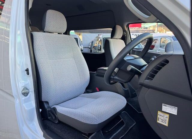 
								TOYOTA HIACE COMMUTER 2016 full									