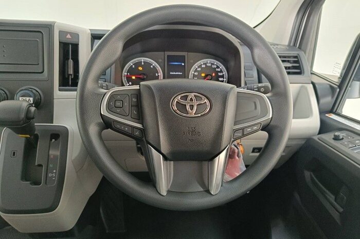 
								TOYOTA COMMUTER 2026 full									