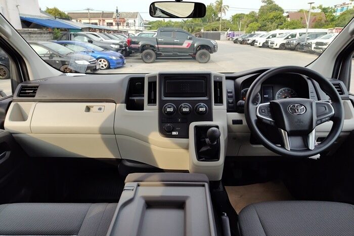 
								TOYOTA COMMUTER 2015 full									