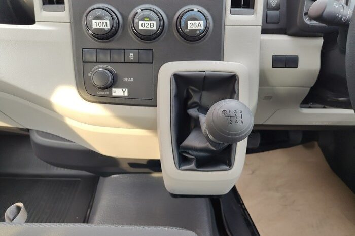 
								TOYOTA COMMUTER 2015 full									