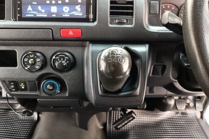 
								TOYOTA COMMUTER 2015 full									