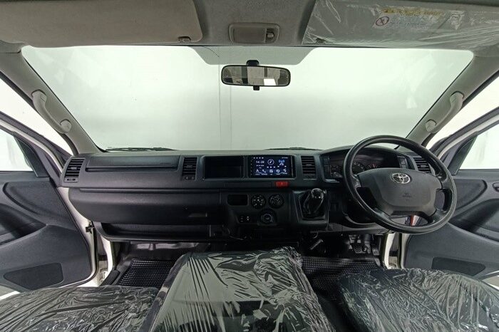 
								TOYOTA COMMUTER 2015 full									