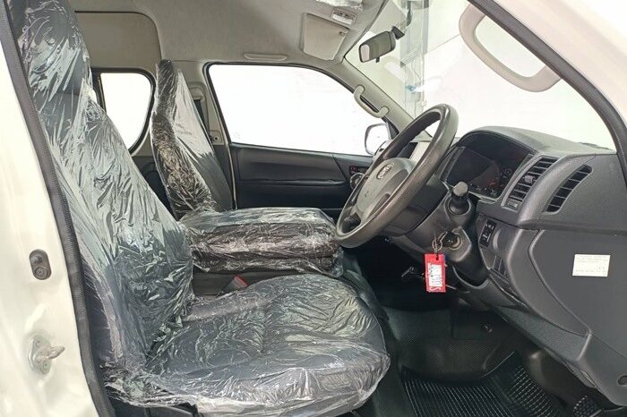 
								TOYOTA COMMUTER 2015 full									