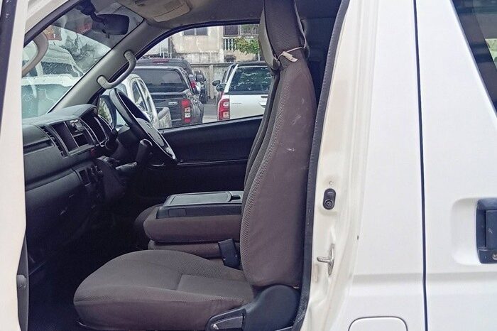 
								TOYOTA COMMUTER 2016 full									