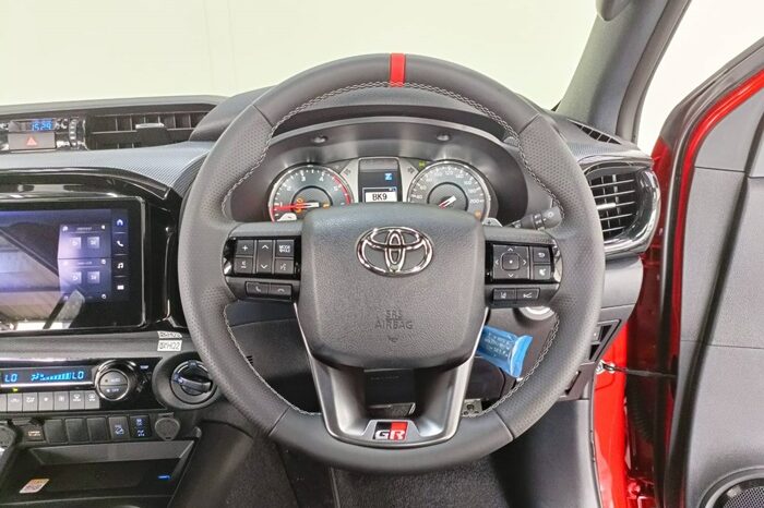 
								Toyota Hilux GR Sports full									