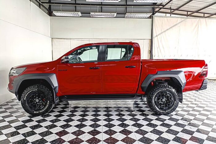 
								Toyota Hilux GR Sports full									